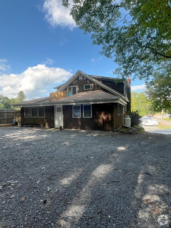 Building Photo - 353 Main St Rental