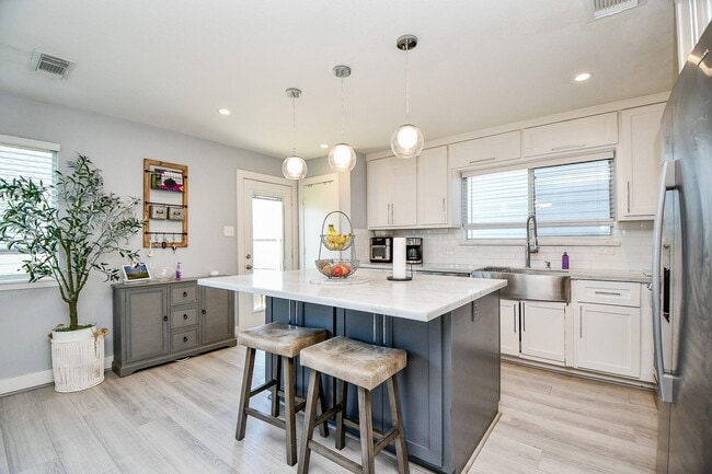 Building Photo - 6322 Hall Pond Ct