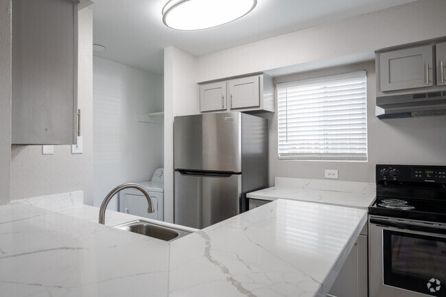 2BR, 2BA - 1,072SF