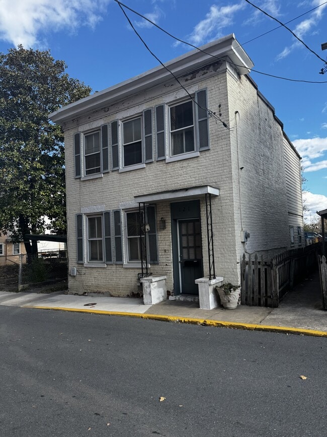 Building Photo - 121 N Spring St