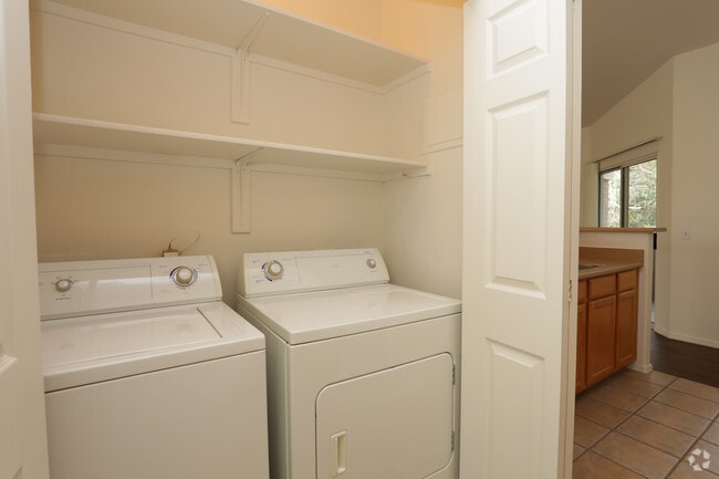 1BR, 1BA Laundry In-Unit