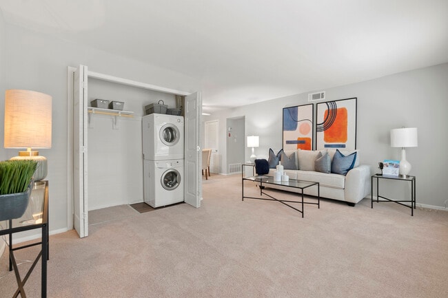 Living room - London Towne