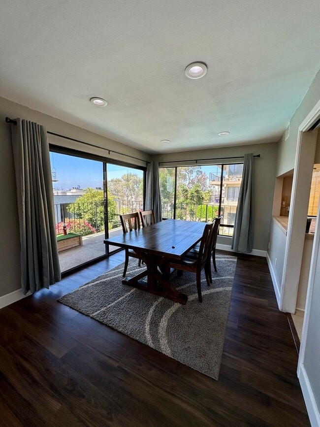 Building Photo - Huge 2 Bedroom 2 Bath Available For Immedi... Rental