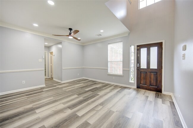 Photo - 9351 Royal Way