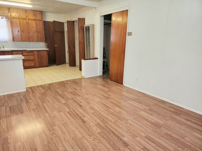 Photo - 521 S Main Ave