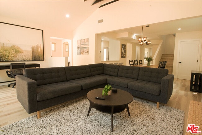 Building Photo - 9042 Phyllis Ave