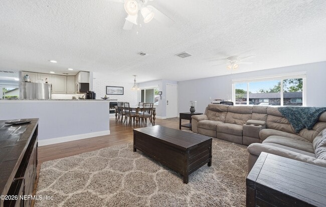 Photo - 972 Dostie Cir