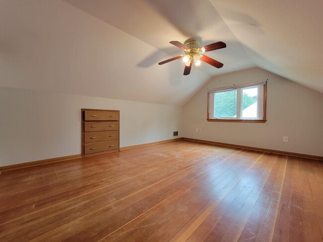 Photo - 1250-4 1/2 4 1/2 St NW