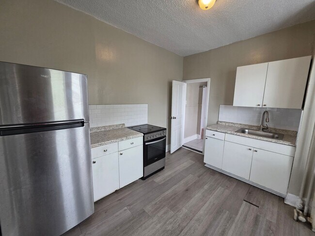 Building Photo - 104 S 51st St Unit 2nd Floor - B