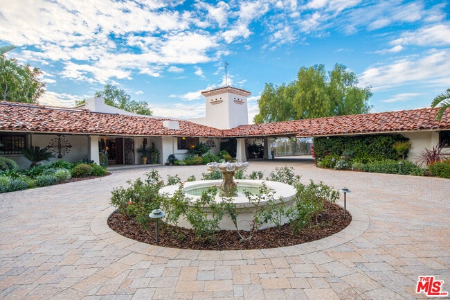 Building Photo - 28611 Bamfield Dr