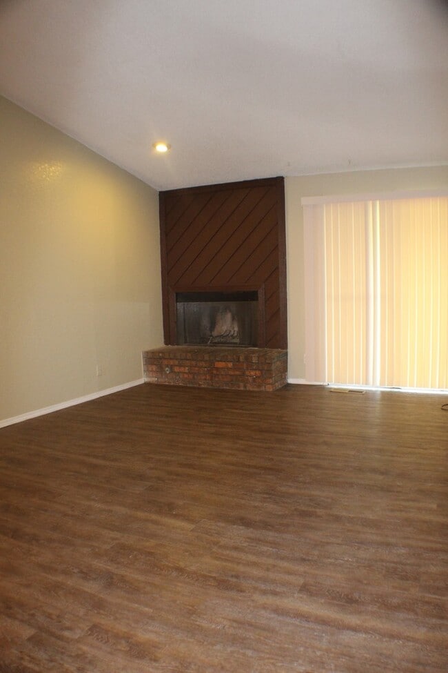 Photo - Sapulpa Duplexes-1819-21 Unit 1821