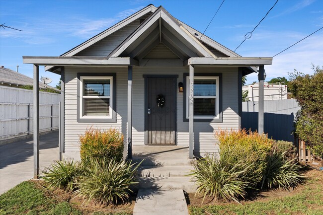 Photo - 2907 E Sawyer St