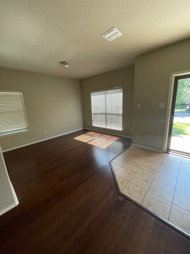 Photo - Nice, Roomy & Ready! 3 Bedroom 2 Bath in S...