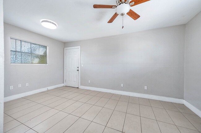 Building Photo - 1711 Fourcade St Unit 10