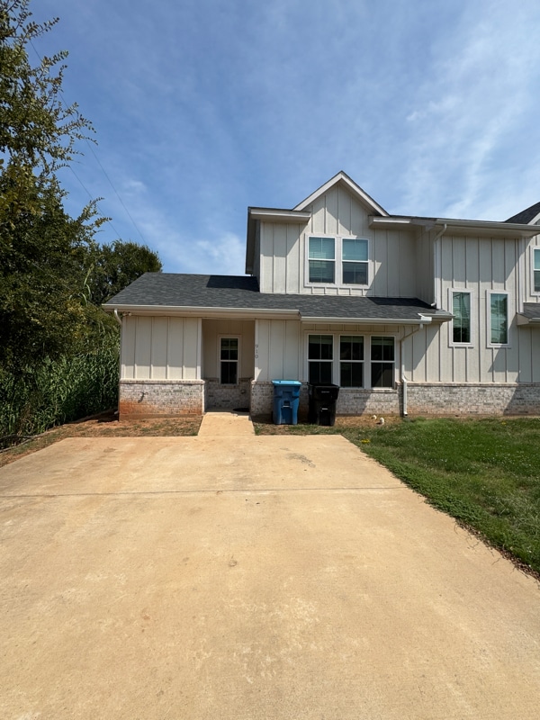 Photo - 910 N Bush Ave