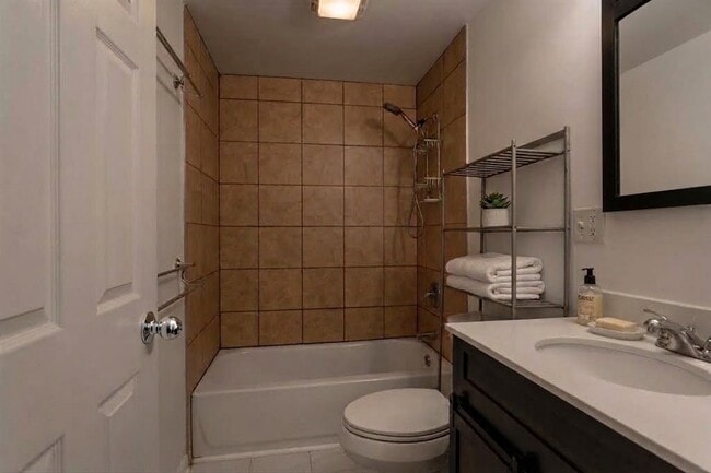 Photo - 244 Robinson St