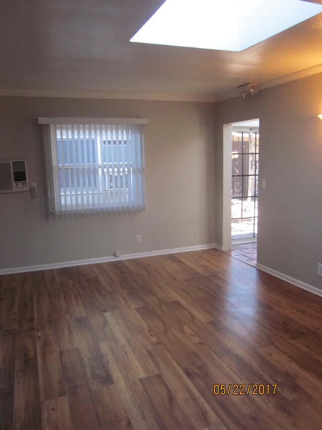 Photo - 12952 Burbank Blvd Apartamentos Unidad 12952