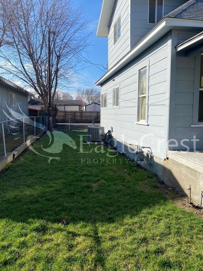 Charming 2 Bedroom Home With 1 Car Garage and A Covered Porch