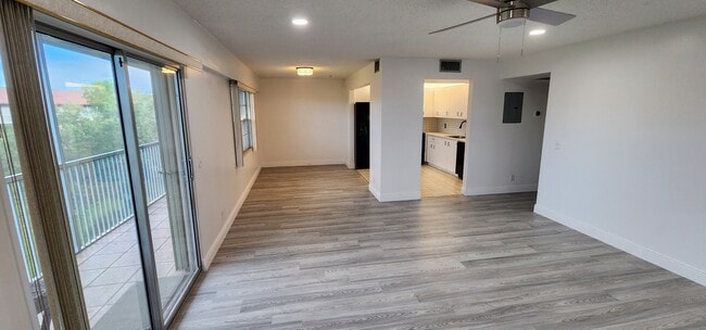 Building Photo - 801 SW 133rd Ter Unit 410K