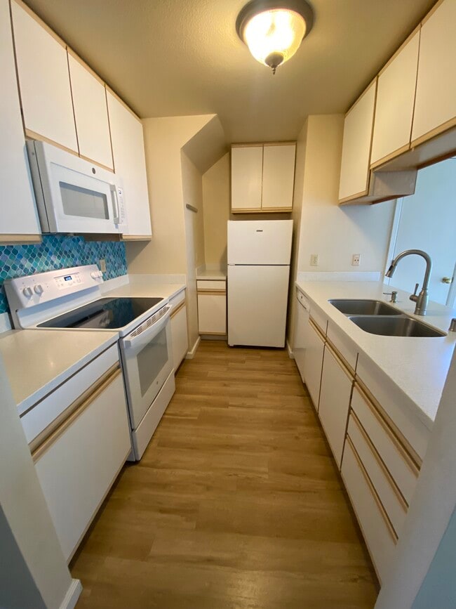 Kitchen with oven, cooktop, microwave, refrigerator, dishwasher and disposal - 445 Willow Ave Unit 445