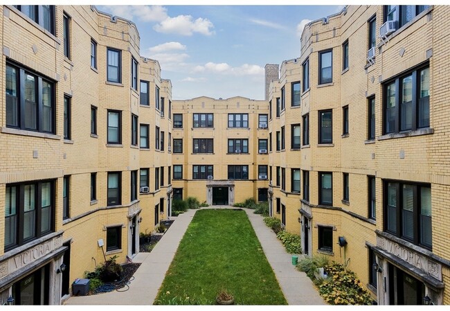 Building Photo - 3817.5 N Greenview Ave Unit 2W