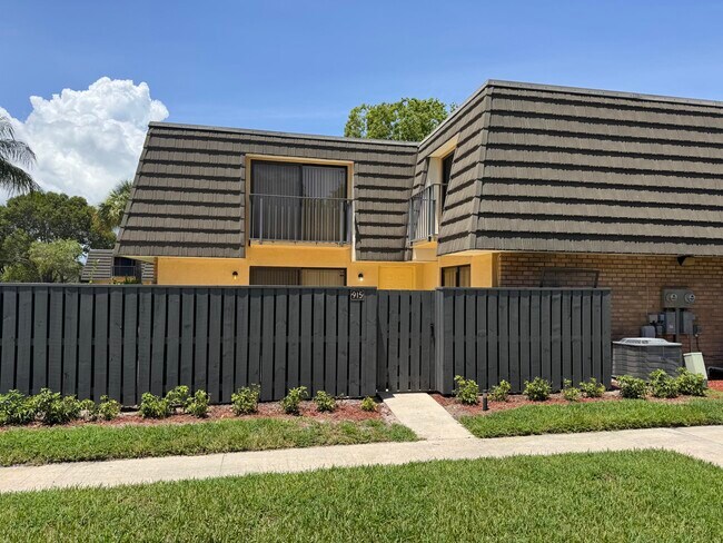 Building Photo - 915 9th Way Rental