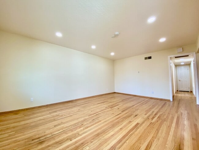 Photo - 5025 Carm Ave