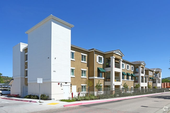 The Knolls at The Avenida - The Knolls at The Avenida Apartments