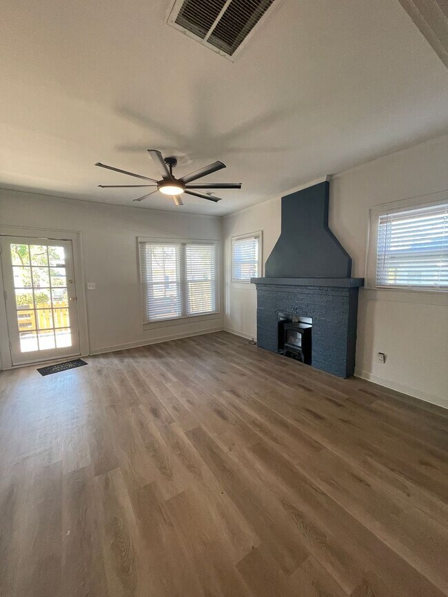 Photo - 2 bedroom, 1 bathroom home located in the ...