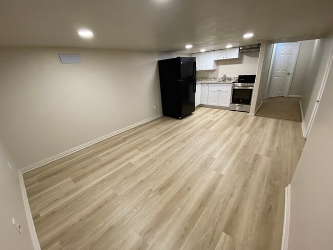 Photo - 50 50 W