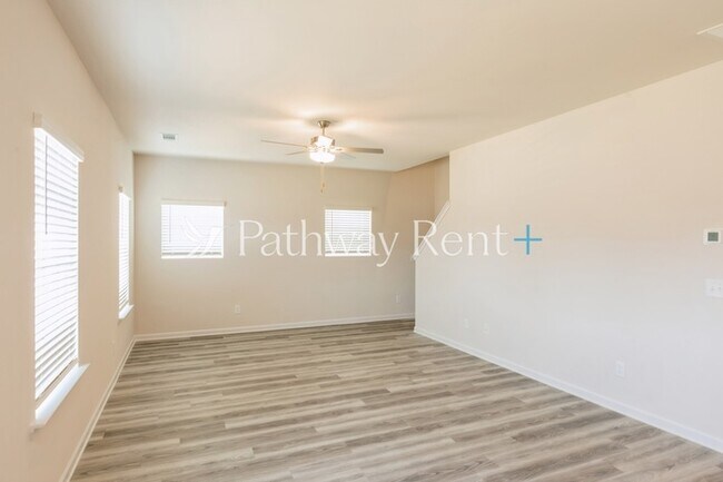 Photo - 606 Mackenzie Cv