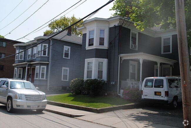 Building Photo - 31 Walnut St Unit 2 Rental