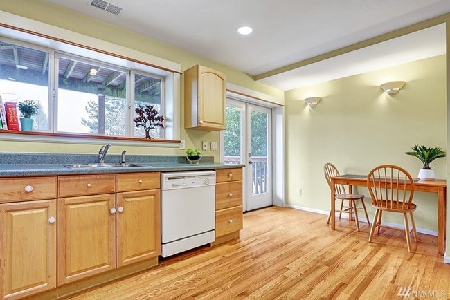 Kitchen - 1214 25th Ave E Unit B
