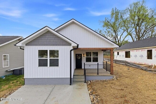 Building Photo - 818 W Anderson Ave