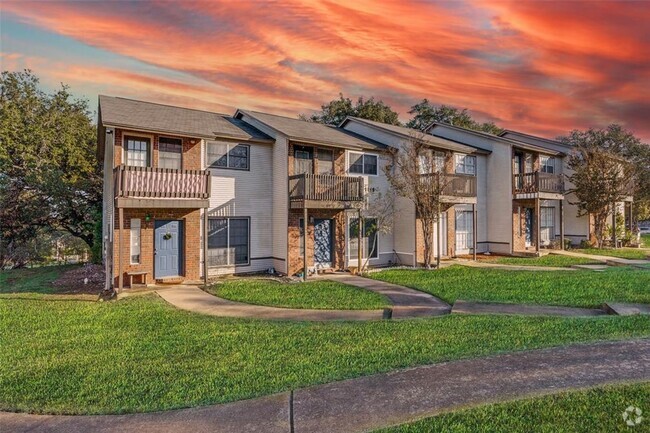 Building Photo - RIVER CROSSING TOWNHOME - 2BD -2.5BA - GRE...