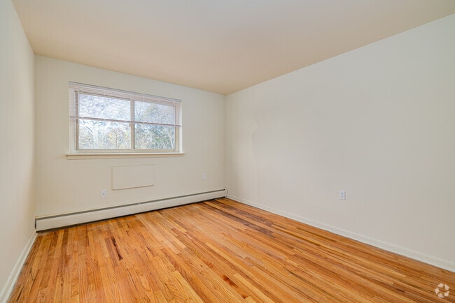 2BR, 1BA - 798SF - Primary Bedroom