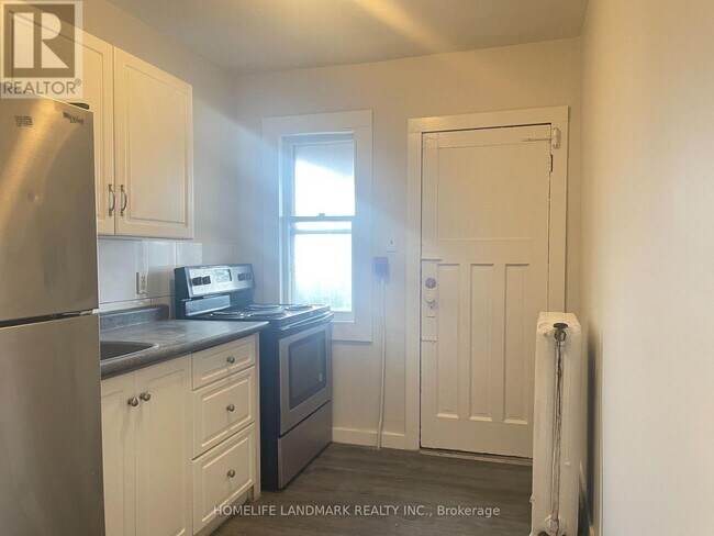 Photo - 985 Main St E Unit 3