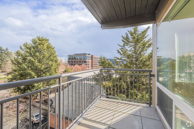 2BR, 1BA - 807SF - Balcony