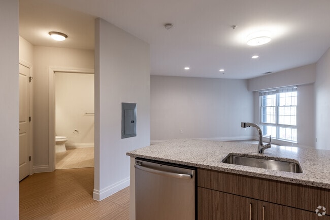 Studio, 1BA - 598SF