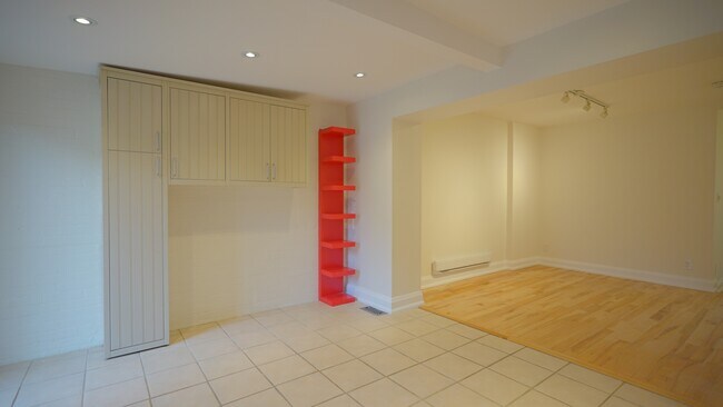 Photo - 1164 Queen St E