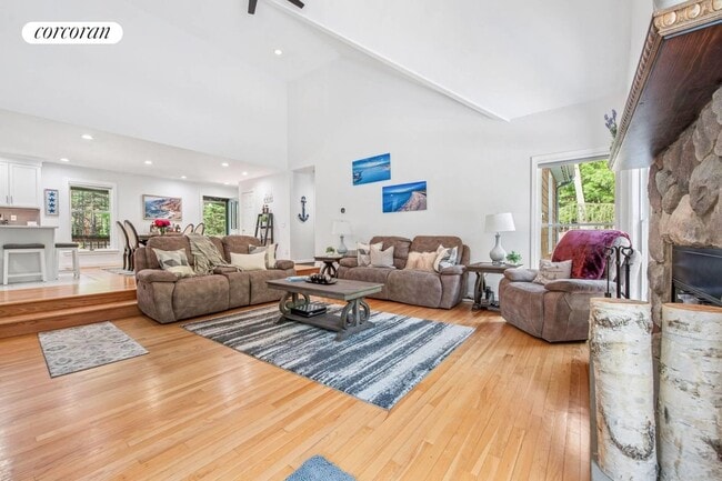 Photo - 2 Spread Oak Ln