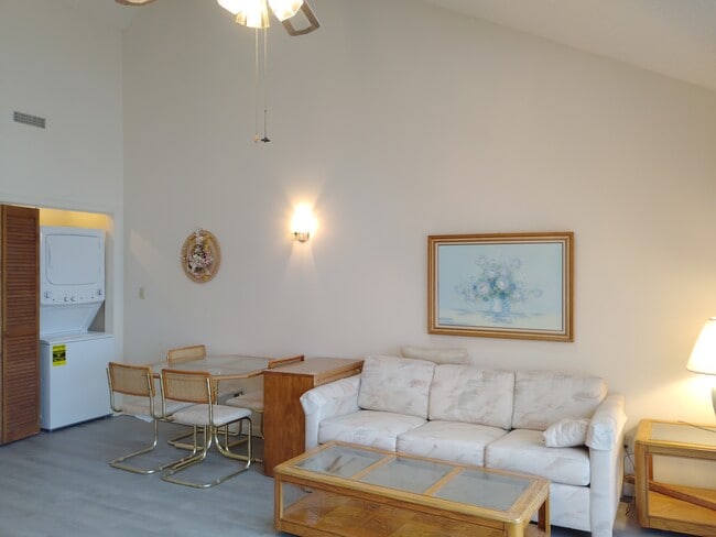 Building Photo - 510 Fairwood Lakes Dr Unit 19E