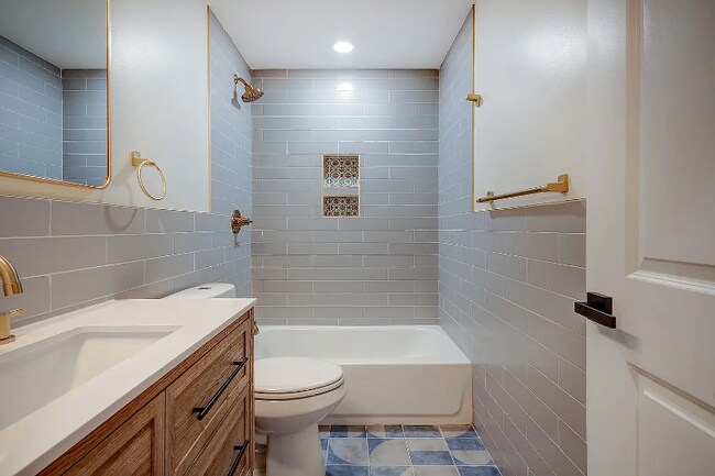 Photo - 2836 W Diamond St Unidad B207