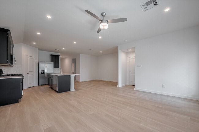 Cocina y comedor - 1535 Merulana Ln