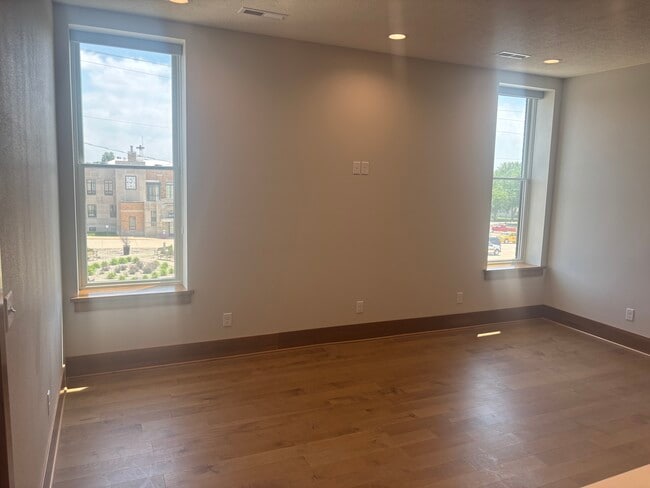 Living - 324 9th St
