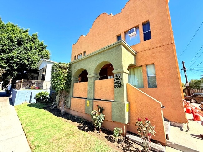 Photo - 1908-1910.5-19105 Daly St Unit 1910.5