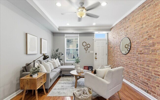 Living room - 415 N Glover St