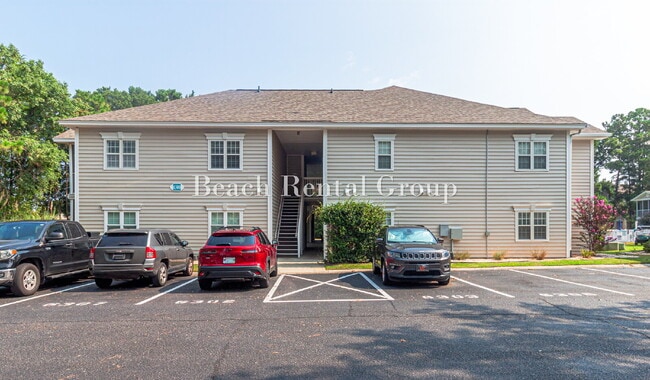 Building Photo - Open and Inviting End Unit
