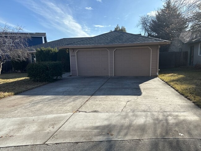 Building Photo - Quiet Eastside 3 Bdrm House, 2 Bath, All appliances in Kitchen, Attached Garage, Fenced Yard