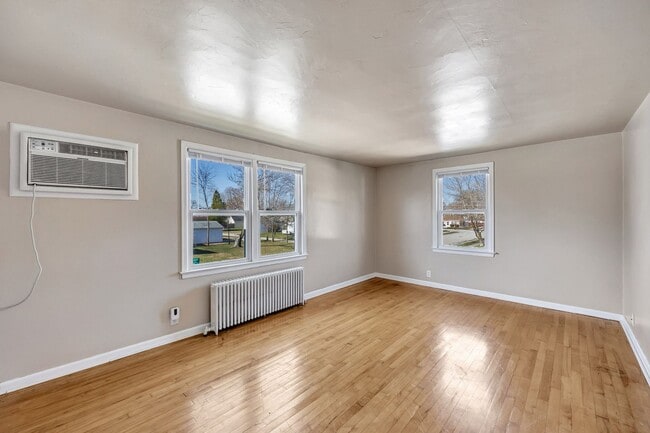 Photo - Charming 1-Bedroom Lower Apartment — West Side Green Bay Unidad 02
